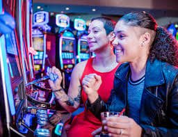 Dealer live casino sedang memandu permainan dengan interaksi real time
